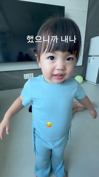 참고로 시킨거아님…
우리뚱뚜니 젤리먹고싶어서
춤도추고 엉덩이씰룩씰룩ㅋㅋㅋㅋㅋㅋ
하는데 안줄수가 없어요😆너무 웃김
요즘 너무웃긴 내 개그맨

*영상박제했습니다 삼촌..❣️

#엉덩이씰룩씰룩#젤리주세요#귀요미#춤추는아기#웃긴아기