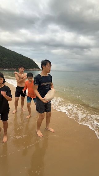 고래똥 주운 최지후 ㅋㅋ
집에 가져간다는데 엄마테 혼나는거 아닌가몰라 ㅋㅋ
고래똥 맞냐고 ㅋㅋ
남자들의 사차원이야기 ㅋㅋㅋ
잠시나마 저거 줍고 부자였었음 ㅋㅋㅋㅋㅋㅋ

#현중무관백호합기도
#대회뒷풀이
#고딩도귀여울수있어
