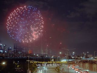 🌃The Beauty of Seoul

오늘도 고생 많았습니다!

때로는 우리가 왜 살아가야 하는지에 대한 회의감이 들 때도 있어요

알베르 카뮈는 에서 이런 말을 합니다

“부조리는 인간의 의미를 찾으려는 욕구와 세계의 불합리한 침묵이 맞부딪힐 때 생겨난다.“

우리는 삶에 이유가 있기를 바라지만, 세상은 사실 아무런 답도 주지 않아요

사실 애초에 삶의 이유에 대해 정해진 것은 아무 것도 없는지도 모르죠

만약 가끔 뜻 모를 불안과 우울이 찾아와도 괜찮습니다

그저 음미하다 보면 어느새 지나가니까요

제가 할 수 있는 위로의 방식은 역시 사진과 영상이라고 생각해요

언제나 제 시선을 잘 봐주셔서 감사합니다

그리고 다시 한 번, 오늘도 정말 고생 많았어요🙌