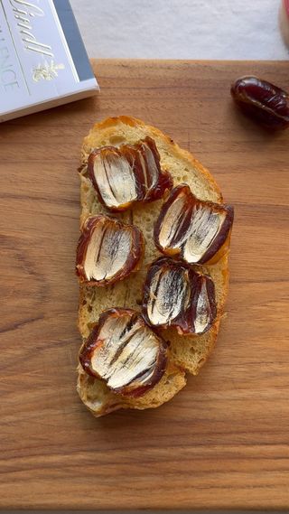 Date Toast 🍂 대추야자 토스트

여러분 대추야자(Date) 드셔보셨나요?!
작년에 처음 먹고 반해서 올 가을에도 또 주문했어요.ᐟ 

설탕 하나도 없이 천연의 단맛인데 
카라멜 향도 은은하게 나서 정말 맛있어요..🤎

빵은 지금 공구 중인 깜빠뉴!
담백한 빵이라 이런 디저트 샌드위치에도 넘 잘 어울려요~~

프로필 링크에서 구매 가능합니다 ⋆⸜♥⸝‍⋆ 

Have you tried dates before?! 

I fell in love with them last year, 
so I ordered some again for fall🍂

Naturally sweet with no added sugar,
and a subtle caramel flavor… so good! 🤎

#dates #toast #recipe #깜빠뉴공구 #펄스베이커리