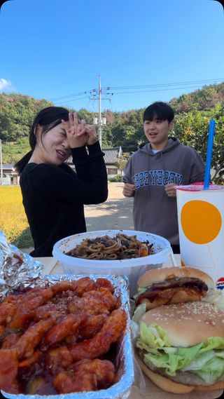 발목 묶인 채로 음식 먹방 #남매 #muckbang #rockpaperscissors #fyp