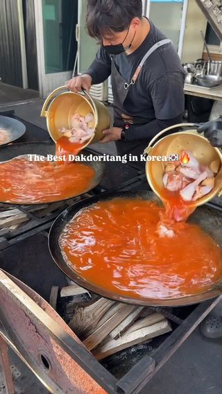 .
【韓国🇰🇷 江華島】
📍#마니산솥뚜껑닭볶음탕

韓国で食べた鶏料理の中でも、衝撃的だったお店🔥

大きな釜 × 薪火 × グツグツ煮込む鶏肉🐓

このビジュアル、すごくない？😳🇰🇷

豪快に煮込まれたタットリタンは
見た目のインパクトだけじゃない！

旨辛でコクがあって、
日本人も好きそうな味わい🤤
想像していたタットリタンとはひと味違って
本当に美味しかった…♡

しかも屋外で食べるから
キャンプに来たような特別感まで🏕️🔥

ここは江華島にあるお店で
ソウルから少し足を延ばしてでも
食べに行く価値あり！

ソウルの定番グルメだけじゃ物足りない人は
ぜひ候補に入れてみてね🇰🇷🫶🏻

📍마니산솥뚜껑닭볶음탕
인천 강화군 길상면 해안동로 124-8

🚗 ソウルから車で約1時間〜1時間半
🚕 地下鉄の九来（구래）駅からタクシーで向かう方法もあるよ！