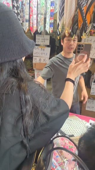 사장님의 재밌는 입담때문에 
손수건은 쓰지도 않으면서 홀린듯 담고있음 ㅋㅋ

영상 끝까지~~ 존잼 ㅋㅋㅋ

사장님 때문에 오늘 우리부부 실컷 웃었네~
남대문 가면 꼭 들려보기!!

#남대문
#쇼핑
#사장님
#넘웃겨요