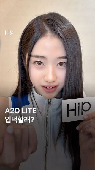 안녕하세요, 데뷔 3일 차 신인 A2O LITE입니다 💫 

이수만 프로듀서가 이끄는 A2O엔터테인먼트(@a2o.world)의 신인 걸그룹 A2O LITE(@a2o.lite)가 싱글 ‘NEON’으로 데뷔했습니다. 3분대의 서사 구조와 강렬한 비트, 칼군무와 묵직한 댄스 브레이크까지. 새로운 세대를 겨냥한 ‘잘파 팝’으로 음원 차트 1위를 달성하며 큰 화제를 모으고 있는데요. A2O LITE 입덕 직전이라면 어서 오세요. 메르시, 아이찡, 보라, 라다, 영, 히메키, 오아, 아윤, 시리까지. 9인의 멤버들이 말하는 입덕 포인트를 영상으로 담아왔습니다 🤍 

📸 에이치아이피(@hipkr_)